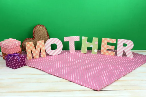 Mamma-bokstäver av handgjort papper brev på grön bakgrund — Stockfoto