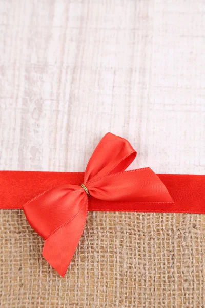 Pytloviny s color ribbon a luk na dřevěné pozadí — Stock fotografie