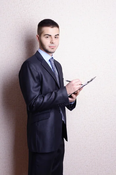 Retrato de hombre de negocios cerca de la pared — Foto de Stock
