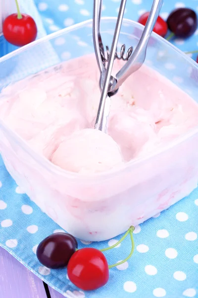 Sorvete em recipiente e colher de sorvete na mesa close-up — Fotografia de Stock