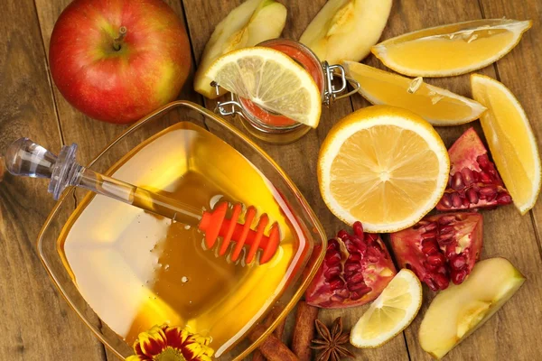 Γλυκό μέλι στο ξύλινο τραπέζι — Φωτογραφία Αρχείου