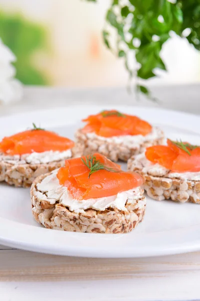 Heerlijke canapeetjes op tabel close-up — Stockfoto