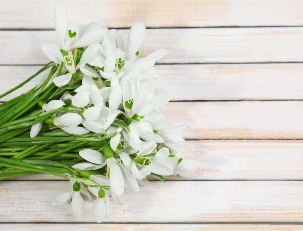 Mooie sneeuwklokjes op houten achtergrond — Stockfoto