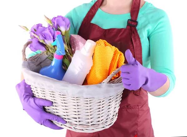 Dona de casa segurando cesta com equipamento de limpeza. Foto conceitual de limpeza de primavera. Isolado em branco — Fotografia de Stock