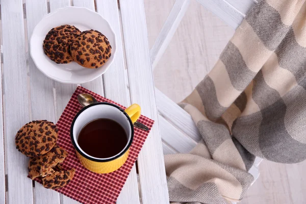 뜨거운 음료와 쿠키 나무 테이블 배경에 컵으로 구성 — 스톡 사진