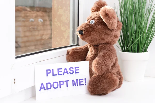 Toy-bear looking out window close-up — Stock Photo, Image