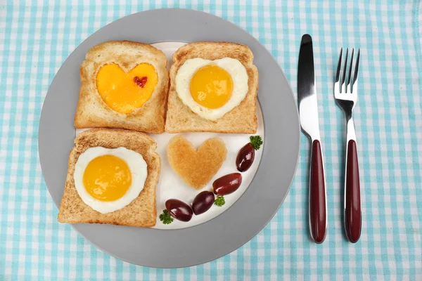 Renkli peçete üzerinde plaka üzerinde ekmek ile pişmiş yumurta — Stok fotoğraf