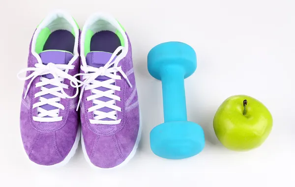 Zapatillas y equipo deportivo. Foto conceptual del progreso de la aptitud. Aislado sobre blanco —  Fotos de Stock