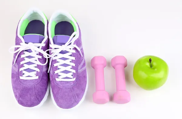 Baskets et équipements sportifs. Photo conceptuelle du progrès de la condition physique. Isolé sur blanc — Photo