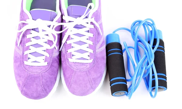 Zapatillas y equipo deportivo. Foto conceptual del progreso de la aptitud. Aislado sobre blanco —  Fotos de Stock