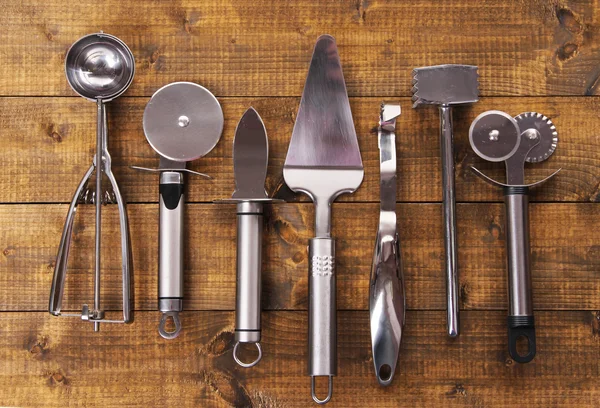 Utensílios de cozinha de metal na mesa de close-up — Fotografia de Stock