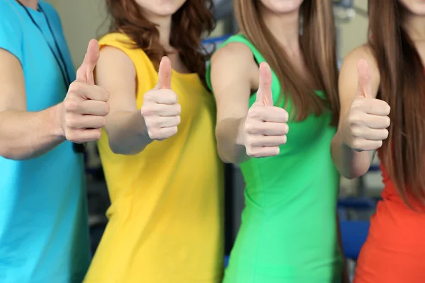 Young beautiful peoples in gym — Stock Photo, Image