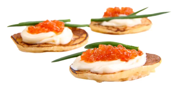 Panquecas com caviar vermelho isolado em branco — Fotografia de Stock