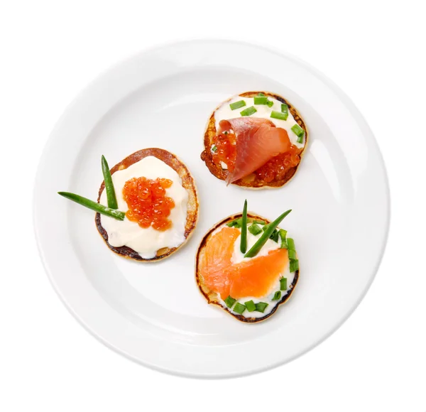 Panquecas com caviar vermelho e salmão, isoladas sobre branco — Fotografia de Stock