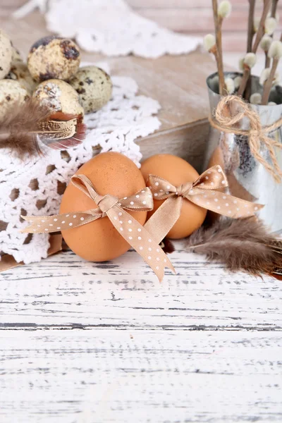 Piękną kompozycję Wielkanocnej na drewnianym stole — Zdjęcie stockowe
