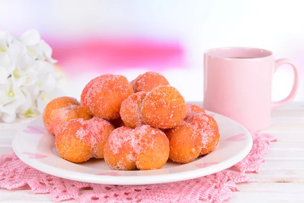 Délicieux biscuits pêches sur la table sur fond clair — Photo