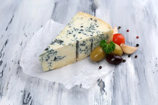 Gustoso formaggio blu su vecchio tavolo di legno — Foto Stock