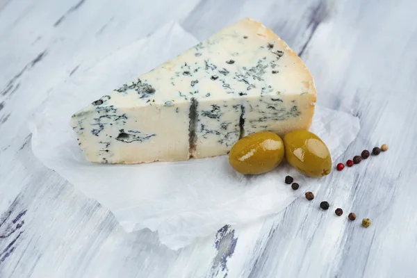 Savoureux fromage bleu sur une vieille table en bois — Photo