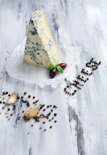 Gustoso formaggio blu su vecchio tavolo di legno — Foto Stock