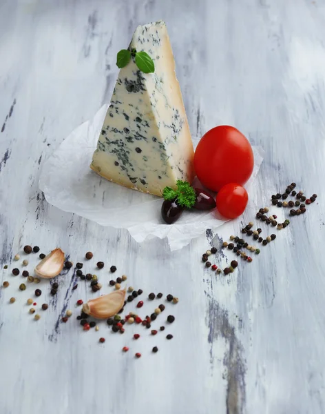 Smakelijke blauwe kaas op oude houten tafel — Stockfoto