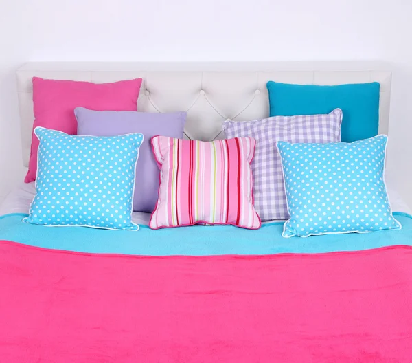 Bett im Zimmer von oben Nahaufnahme — Stockfoto