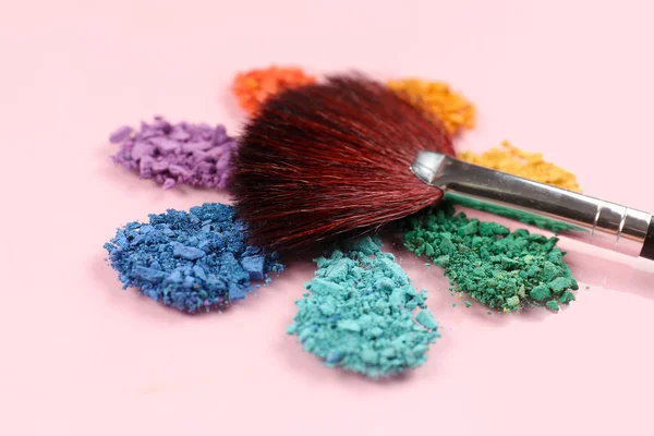 Rainbow Crushed Lidschatten und professioneller Make-up Pinsel auf rosa Hintergrund — Stockfoto