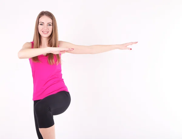 Joven hermosa chica de fitness haciendo ejercicio en el gimnasio —  Fotos de Stock