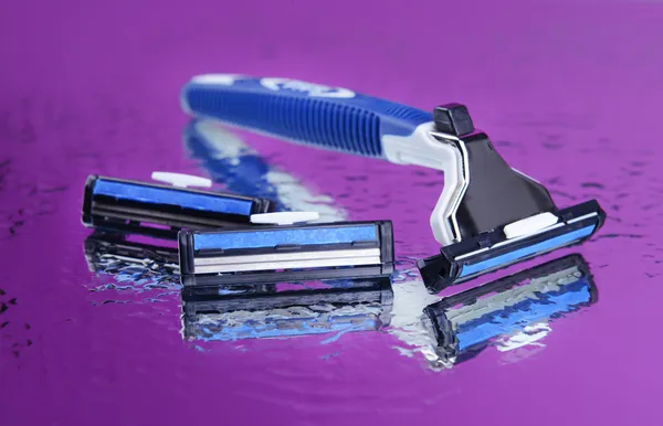 Men shaver on purple background — Stock Photo, Image