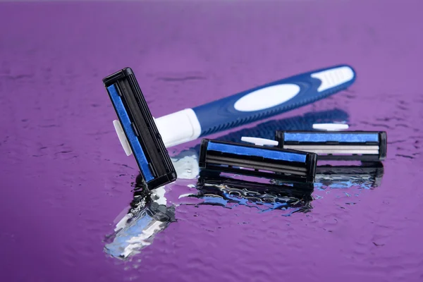 Мужчины бритвы на фиолетовом фоне — стоковое фото
