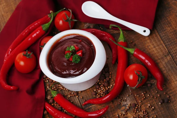 Salsa de tomate en un tazón sobre una mesa de madera — Foto de Stock