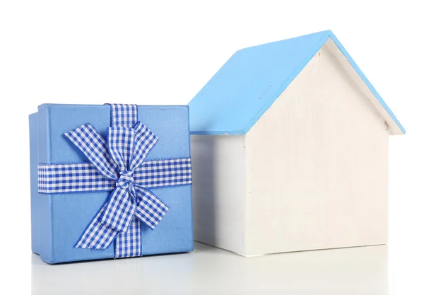 Klein houten huis en geschenk doos geïsoleerd op wit — Stockfoto
