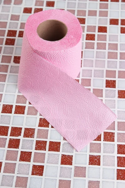 Kleur toiletpapier rolt op lichte achtergrond — Stockfoto