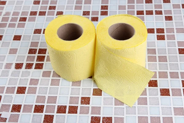 Rolos de papel higiênico de cor no fundo brilhante — Fotografia de Stock