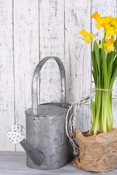 Belles fleurs printanières sur un vieux fond en bois — Photo