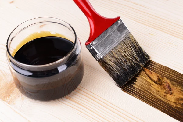 Applicazione della vernice protettiva al pannello di legno primo piano — Foto Stock