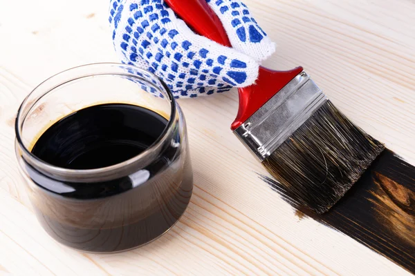 Applying protective varnish to wooden board close-up — Stock Photo, Image