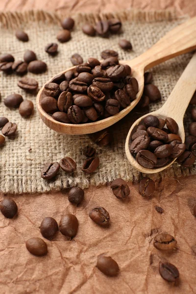 Kaffeebohnen auf dem Tisch in Großaufnahme — Stockfoto