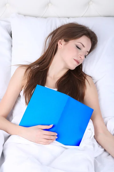 Junge schöne Frau schläft im Bett in Großaufnahme — Stockfoto