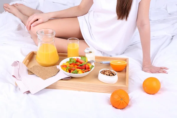 Femme au lit avec petit déjeuner léger — Photo