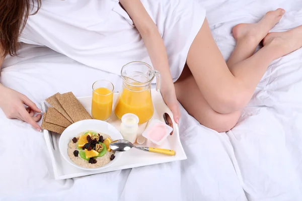 Mujer en la cama con desayuno ligero —  Fotos de Stock