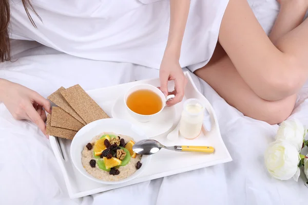 Frau im Bett mit leichtem Frühstück — Stockfoto