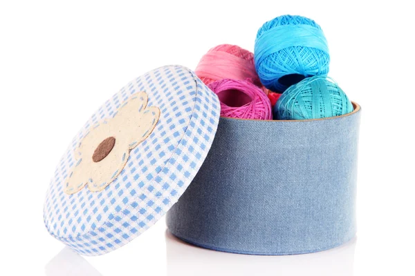 Boîte décorative avec fil coloré pour tricoter isolé sur blanc — Photo