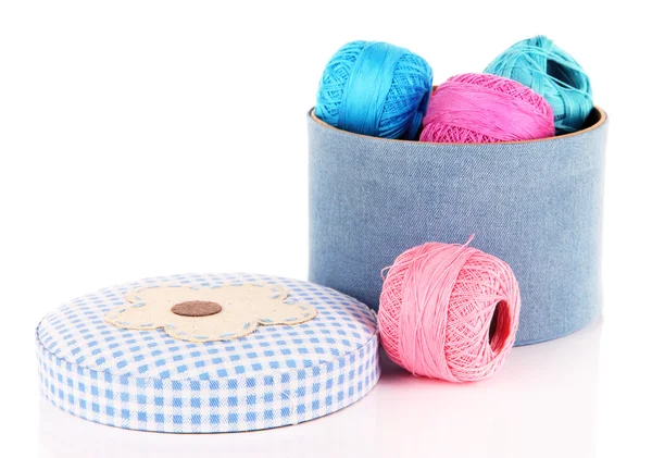 Decoratieve box met kleurrijke garen voor breien geïsoleerd op wit — Stockfoto