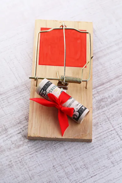 Mousetrap avec dollar sur fond en bois — Photo