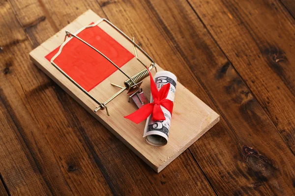 Mousetrap avec dollar sur fond en bois — Photo