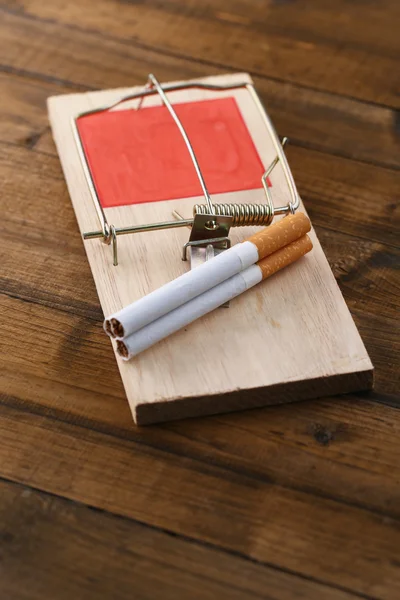 Mousetrap med cigarett, isolerad på vit — Stockfoto