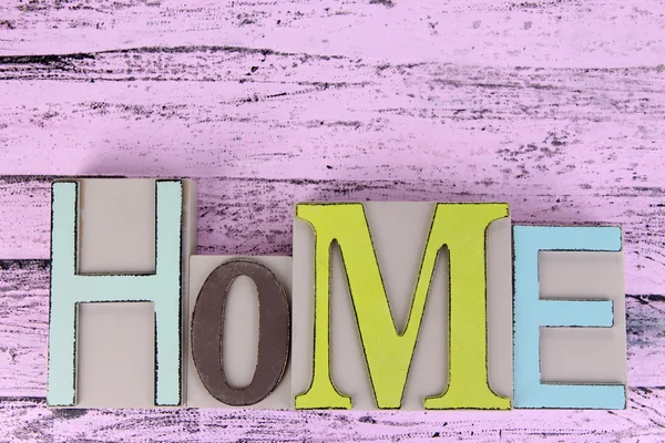 Ozdobne litery tworzące słowo Dom na drewniane tła — Zdjęcie stockowe