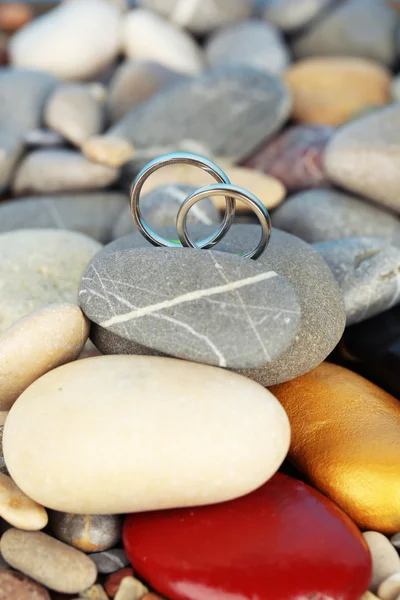 Anéis de casamento em rochas close-up — Fotografia de Stock