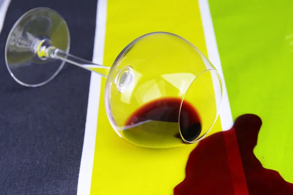 Overturned glass of wine on table close-up — Stock Photo, Image