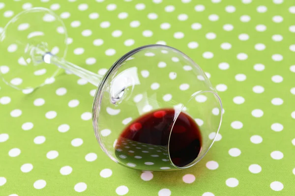 Bicchiere rovesciato di vino sul tavolo primo piano — Foto Stock